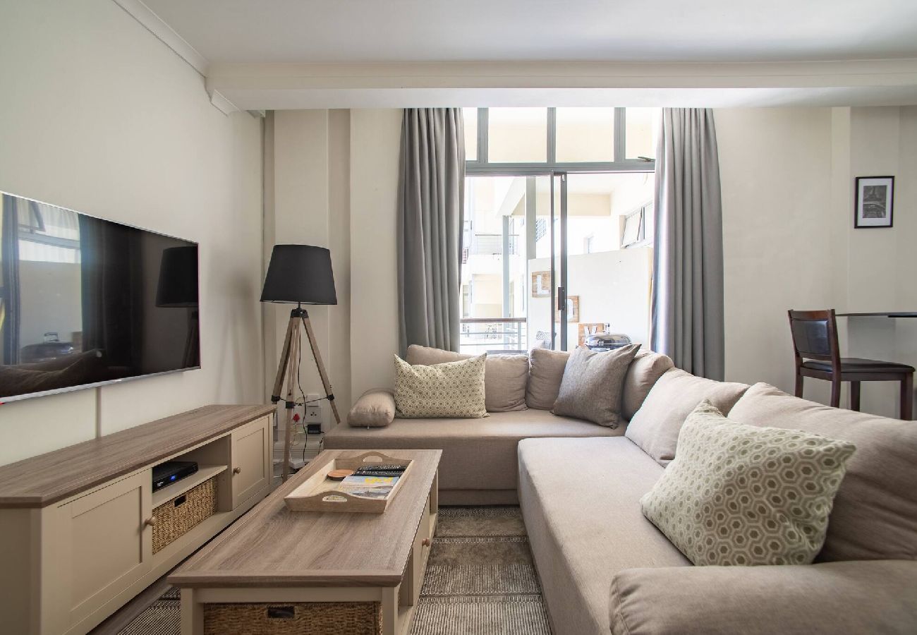 Apartment in City of Cape Town - City Stop. Central Cape Town. Location Location!! 