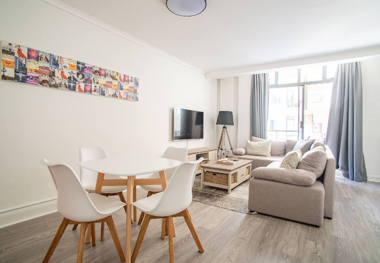 Apartment in City of Cape Town - City Stop. Central Cape Town. Location Location!! 