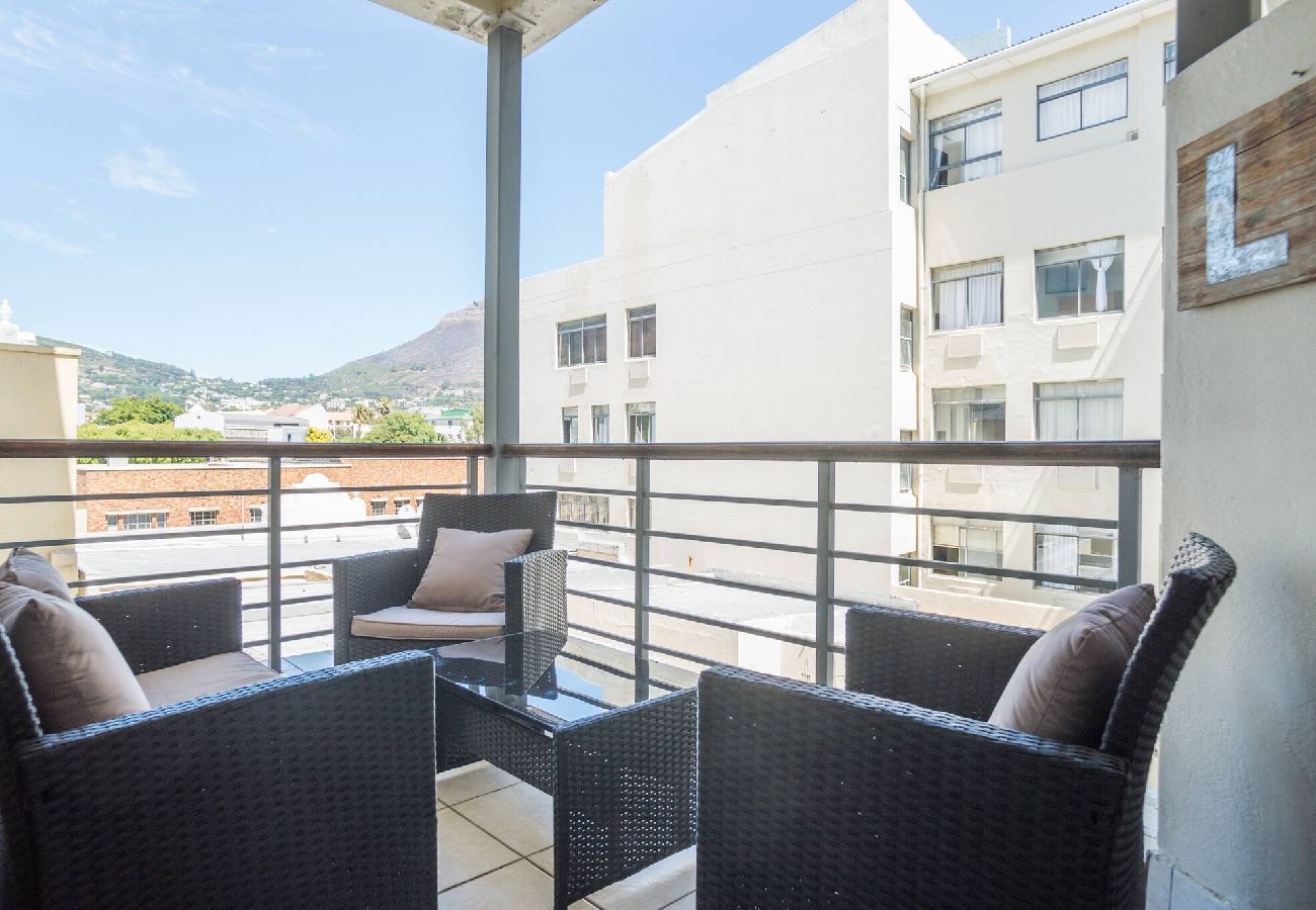 Apartment in City of Cape Town - City Stop. Central Cape Town. Location Location!! 