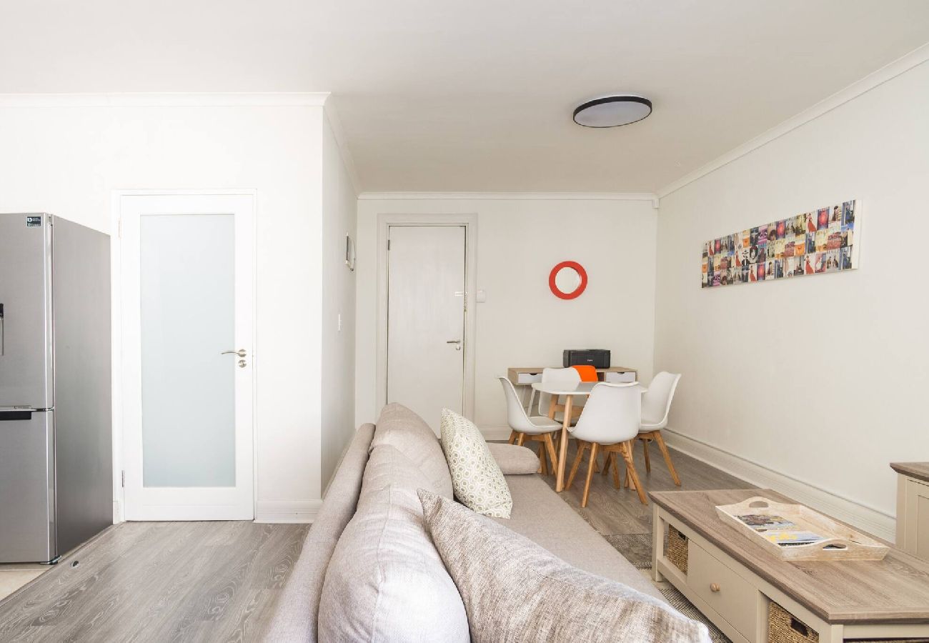 Apartment in City of Cape Town - City Stop. Central Cape Town. Location Location!! 