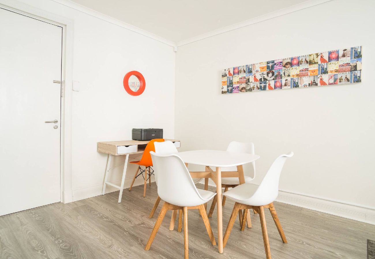 Apartment in City of Cape Town - City Stop. Central Cape Town. Location Location!! 