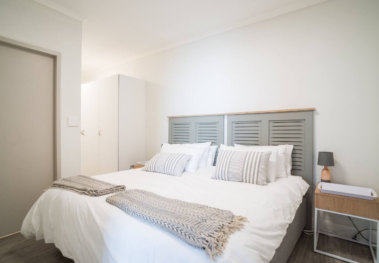 Apartment in City of Cape Town - City Stop. Central Cape Town. Location Location!! 