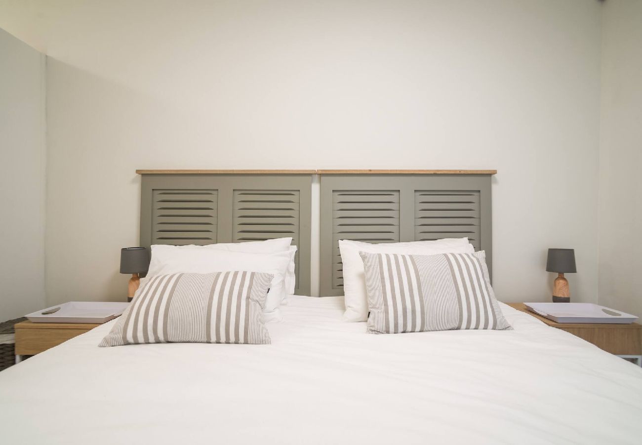 Apartment in City of Cape Town - City Stop. Central Cape Town. Location Location!! 