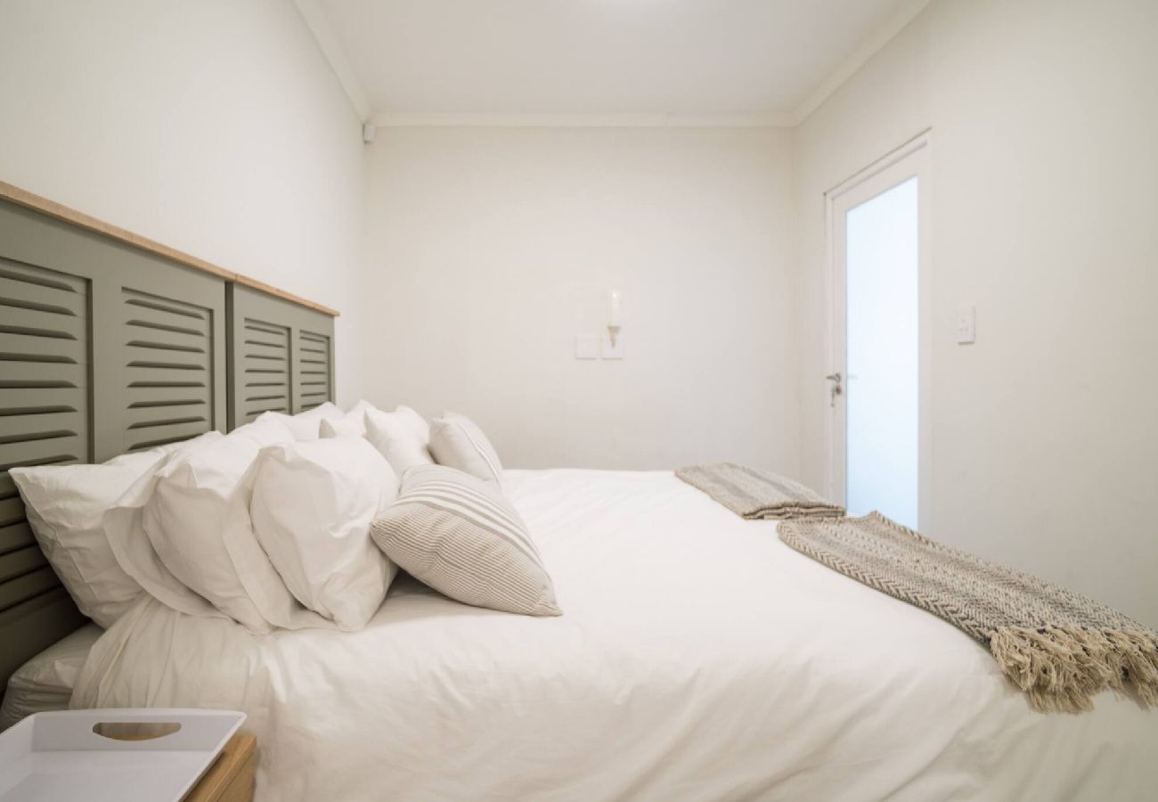Apartment in City of Cape Town - City Stop. Central Cape Town. Location Location!! 