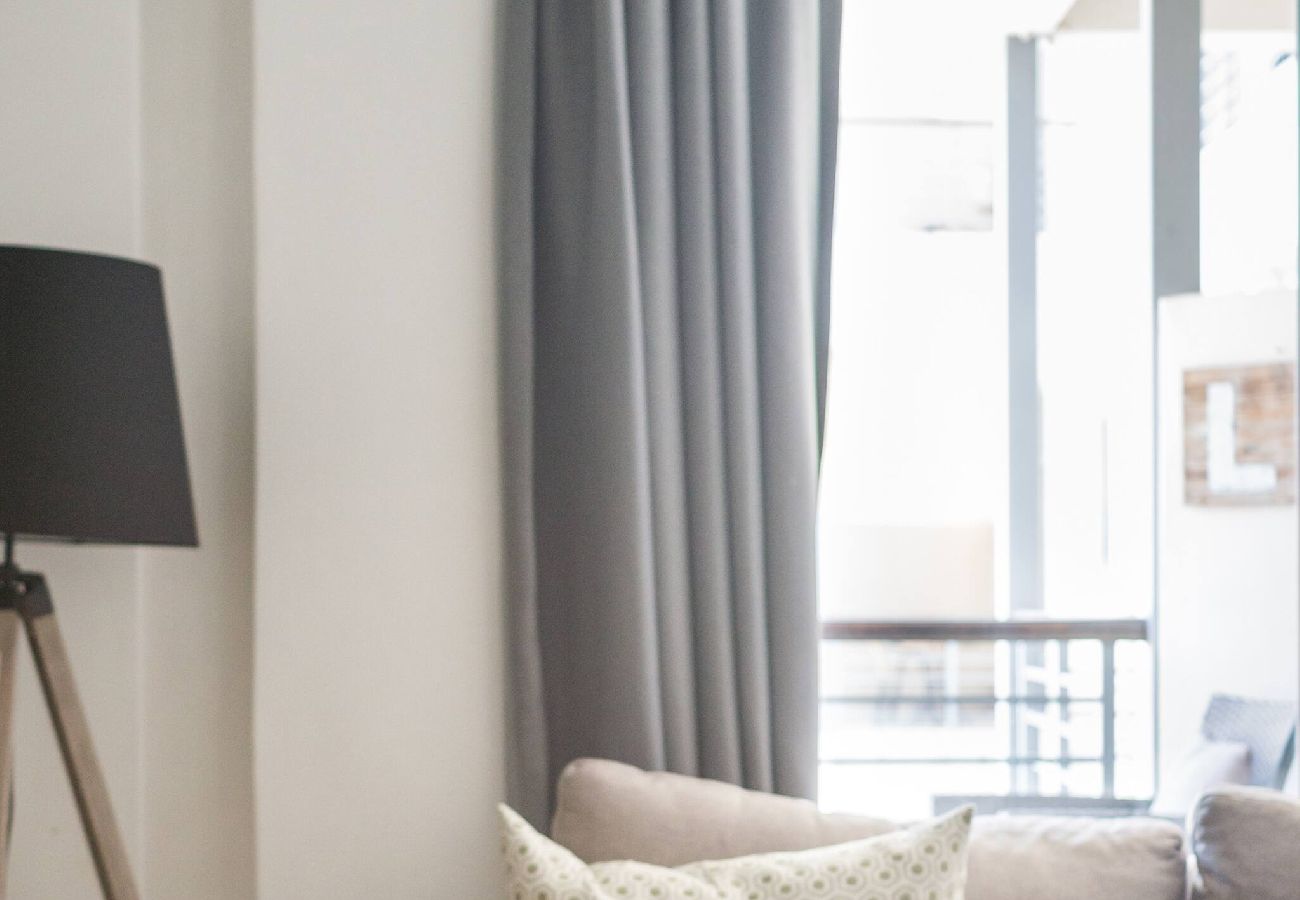 Apartment in City of Cape Town - City Stop. Central Cape Town. Location Location!! 