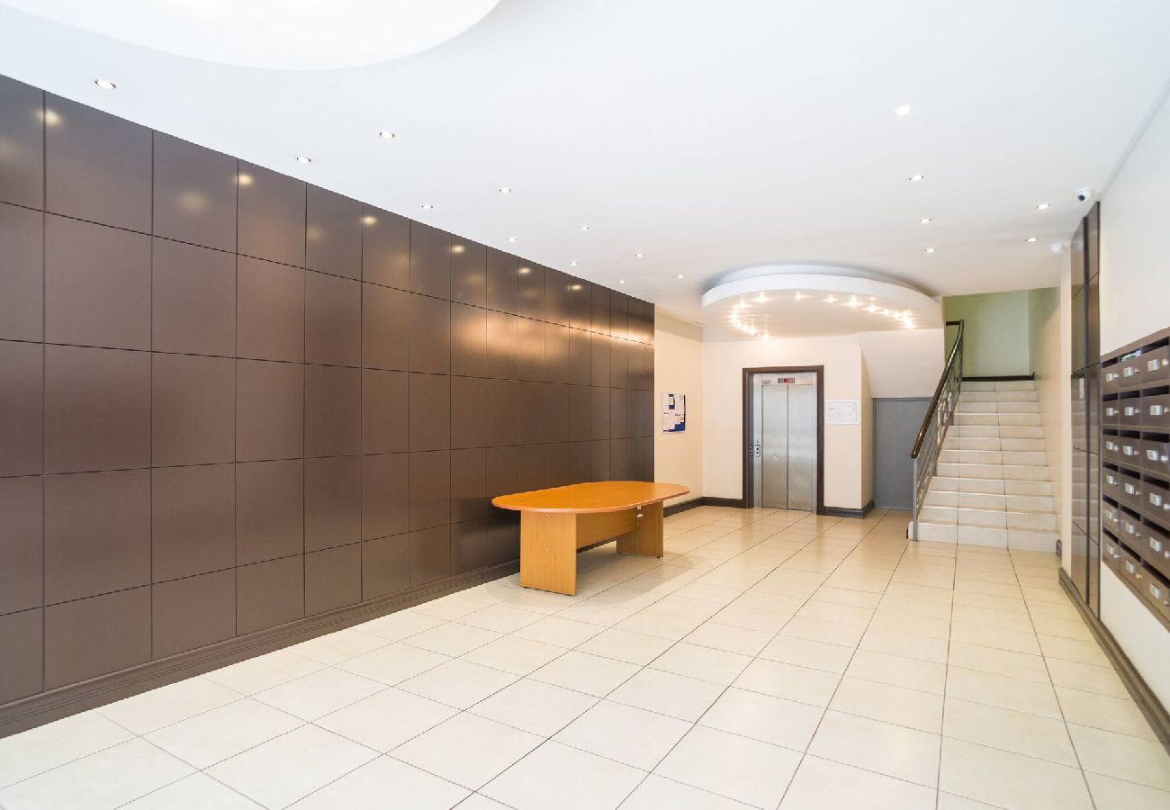 Apartment in City of Cape Town - City Stop. Central Cape Town. Location Location!! 