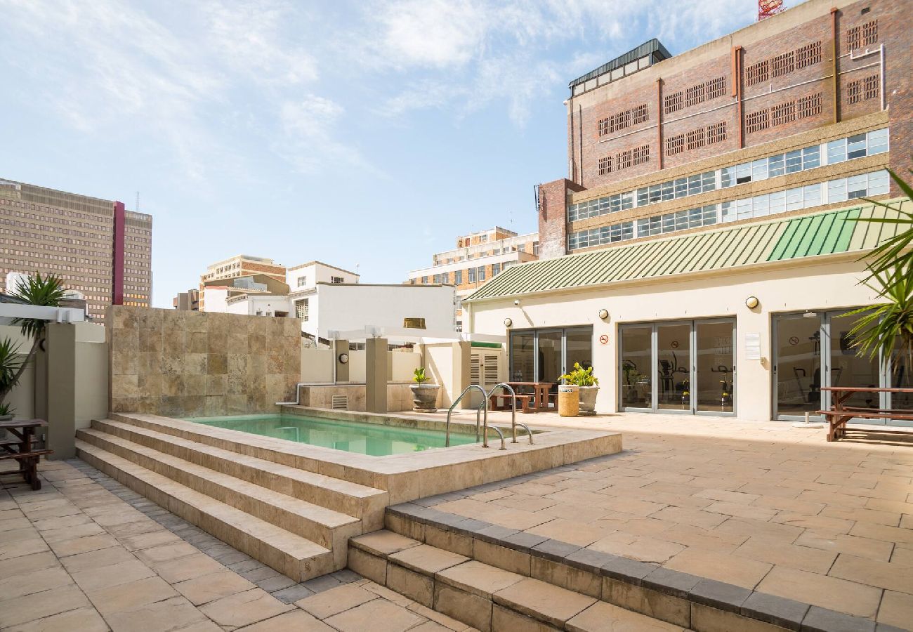Apartment in City of Cape Town - City Stop. Central Cape Town. Location Location!! 