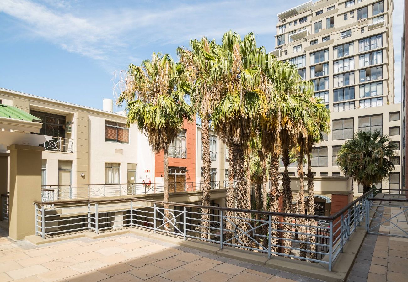 Apartment in City of Cape Town - City Stop. Central Cape Town. Location Location!! 