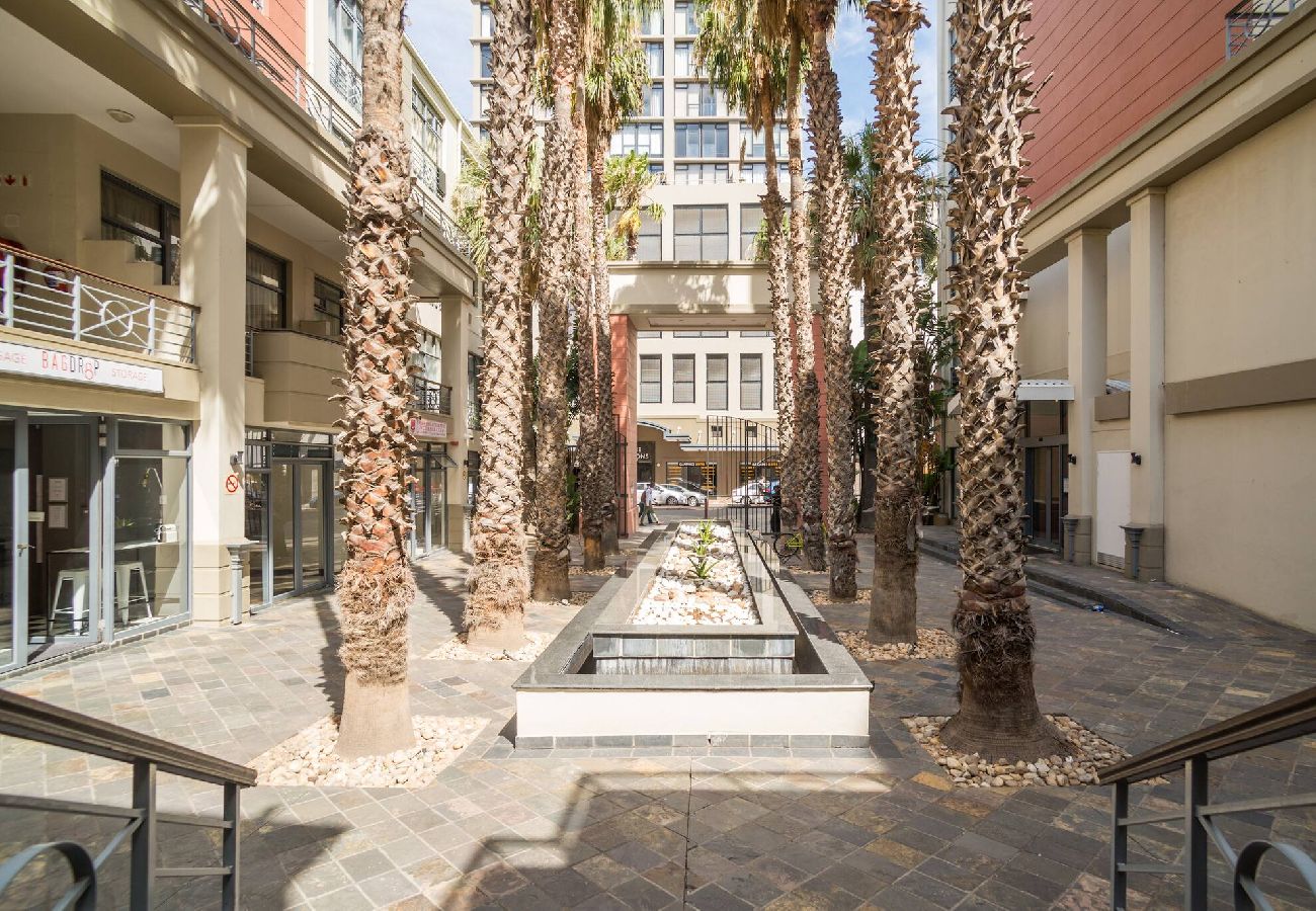 Apartment in City of Cape Town - City Stop. Central Cape Town. Location Location!! 