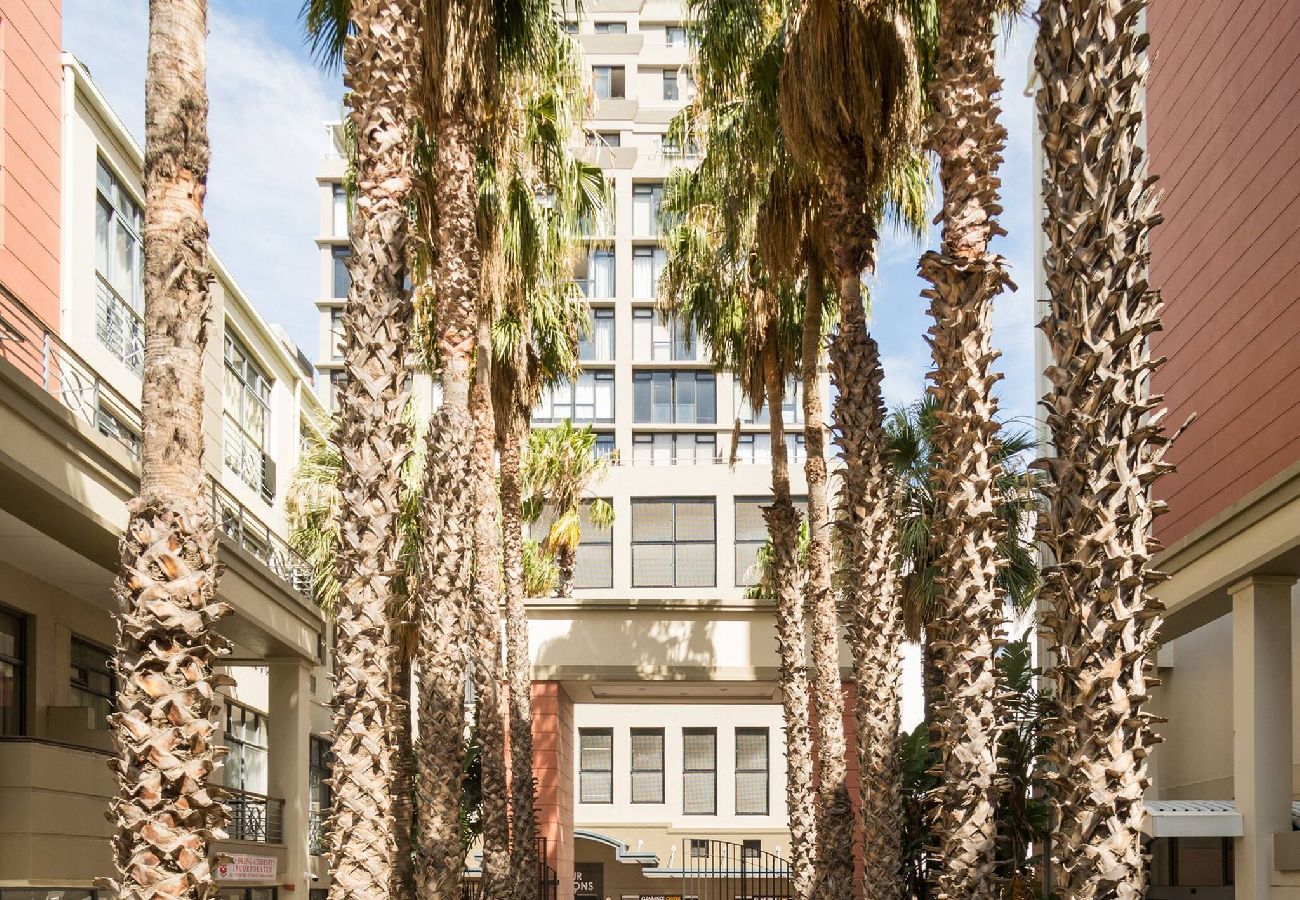 Apartment in City of Cape Town - City Stop. Central Cape Town. Location Location!! 