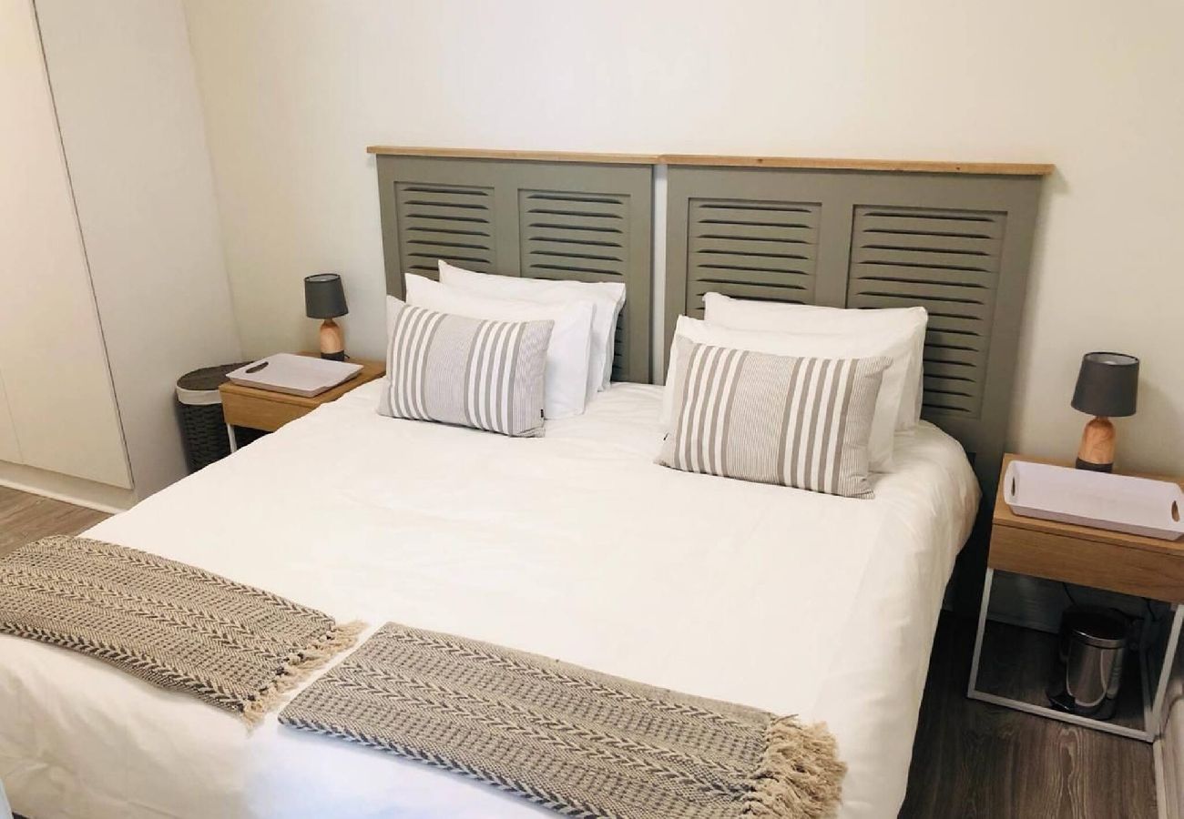 Apartment in City of Cape Town - City Stop. Central Cape Town. Location Location!! 