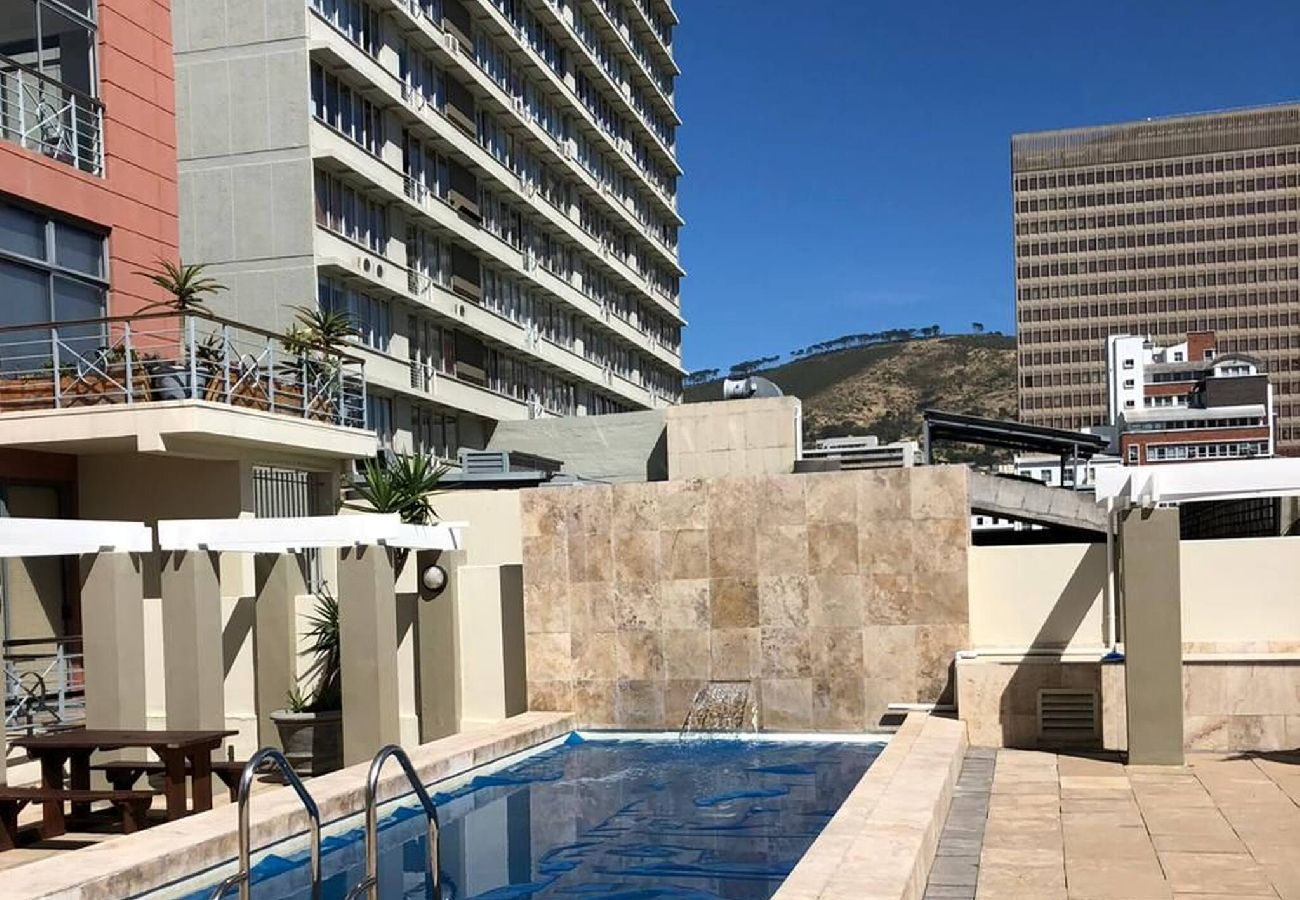 Apartment in City of Cape Town - City Stop. Central Cape Town. Location Location!! 