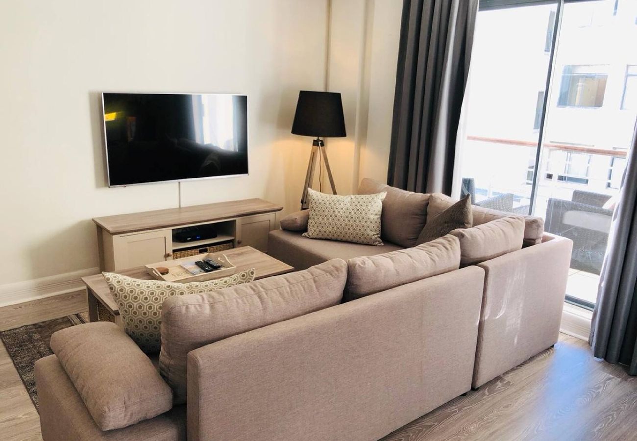Apartment in City of Cape Town - City Stop. Central Cape Town. Location Location!! 