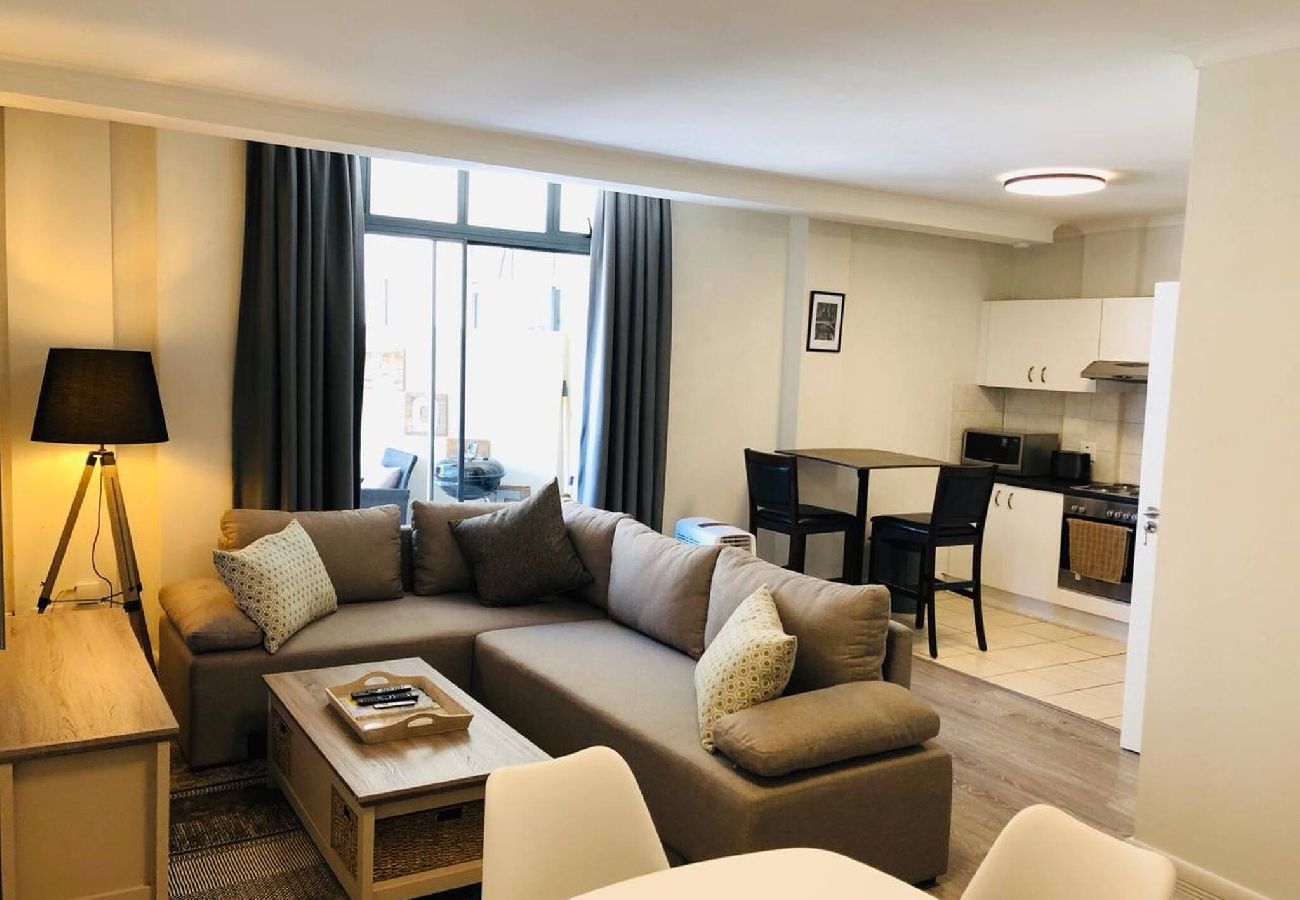 Apartment in City of Cape Town - City Stop. Central Cape Town. Location Location!! 