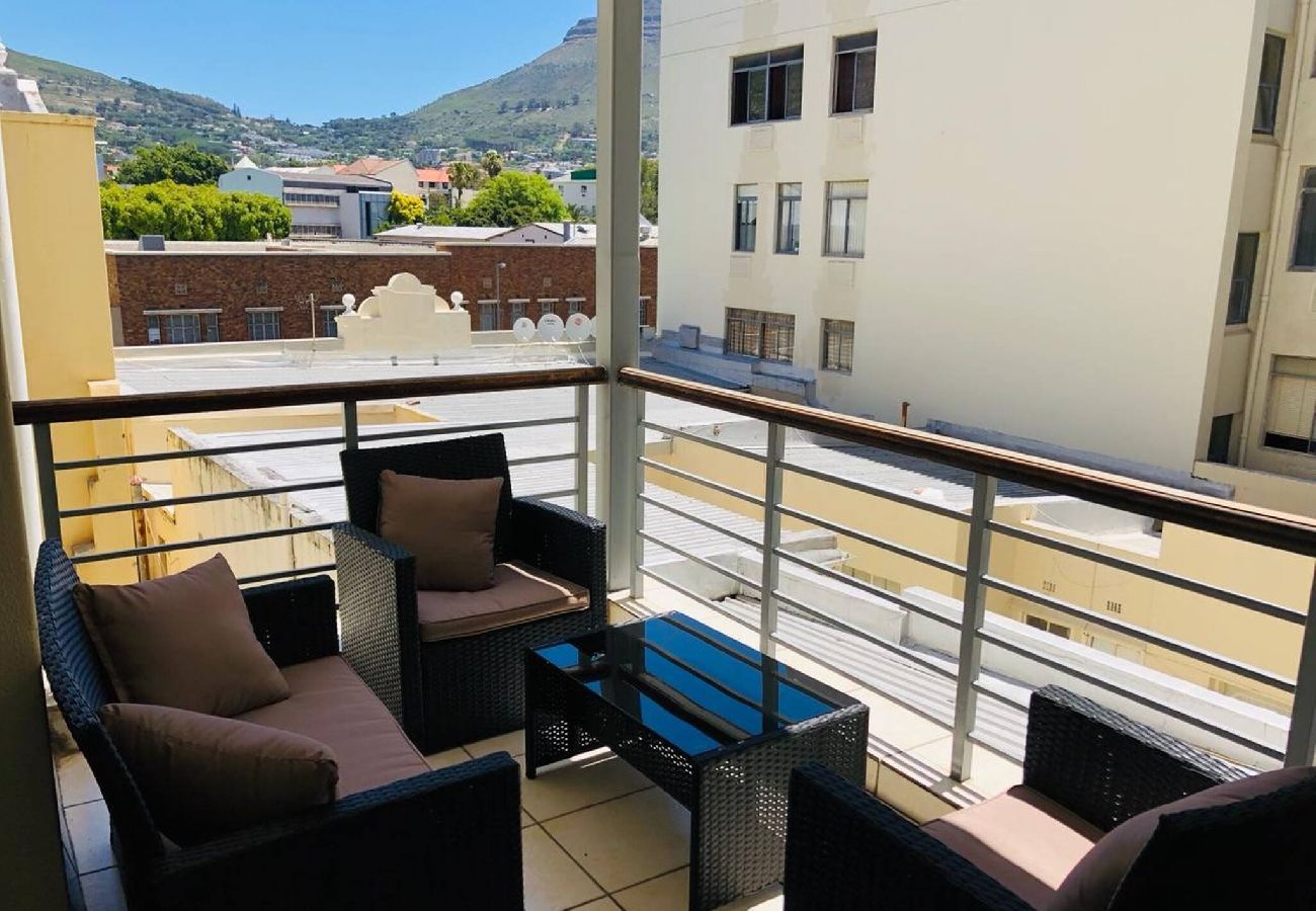 Apartment in City of Cape Town - City Stop. Central Cape Town. Location Location!! 
