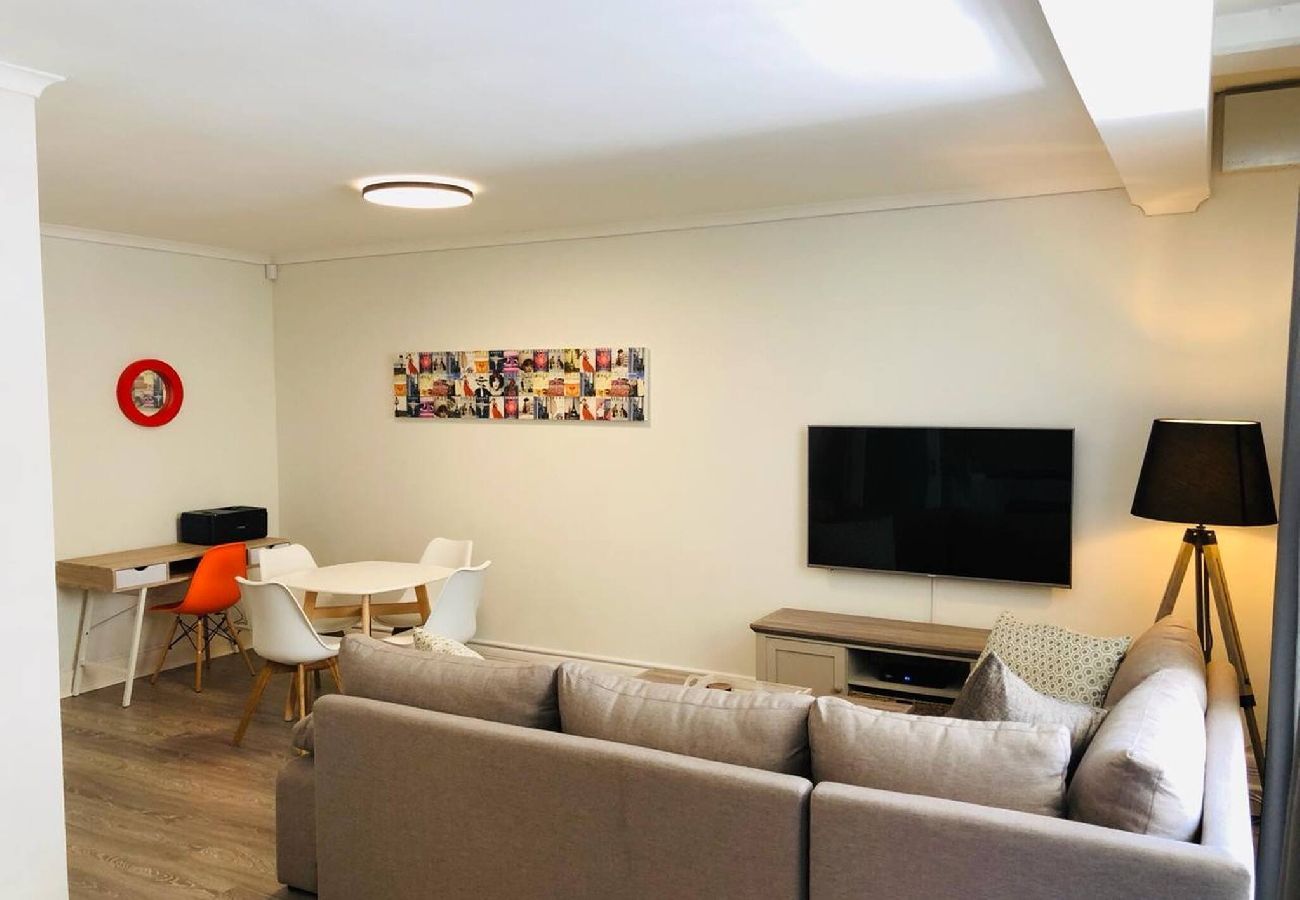 Apartment in City of Cape Town - City Stop. Central Cape Town. Location Location!! 
