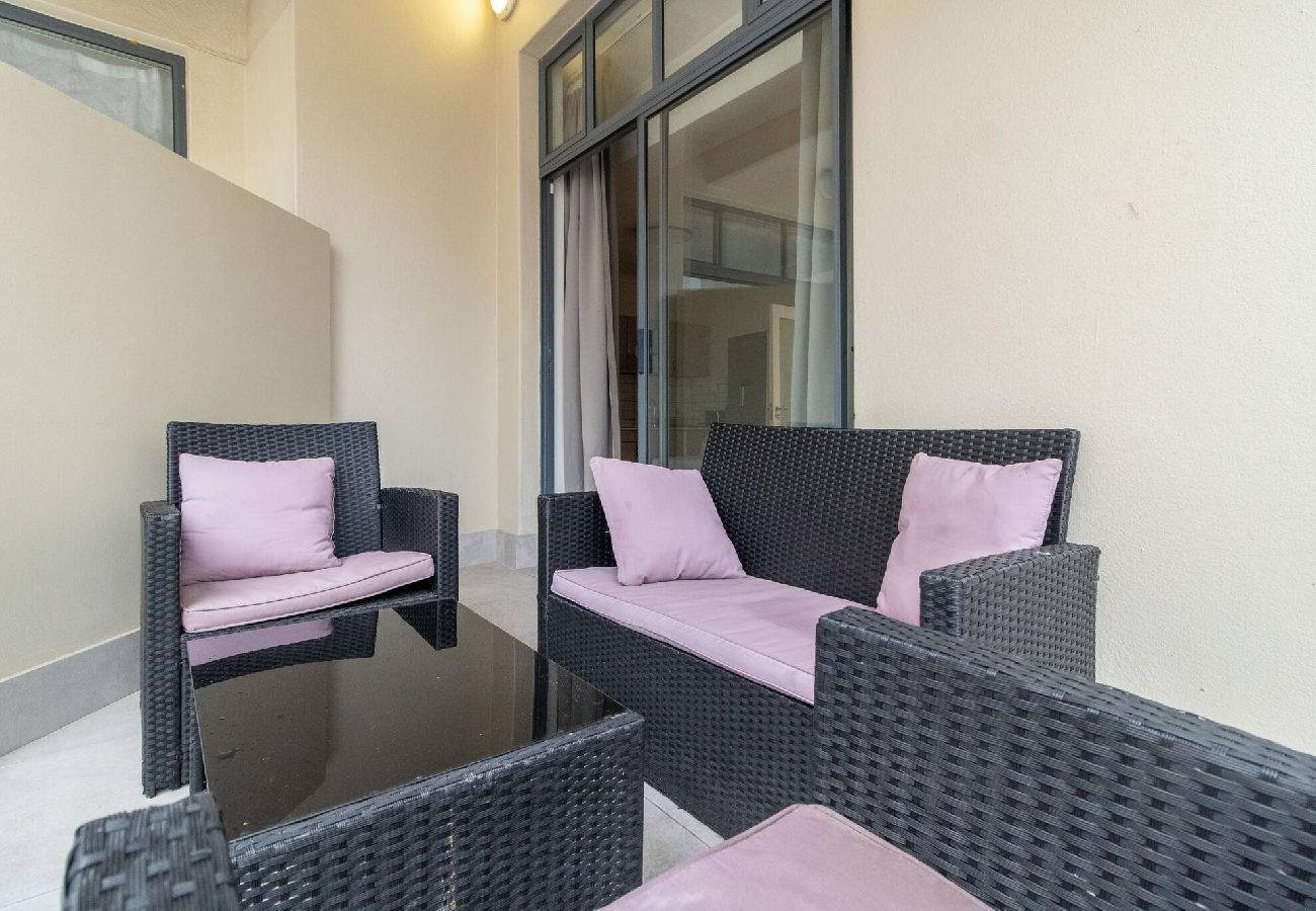 Apartment in City of Cape Town - City Stop. Central Cape Town. Location Location!! 