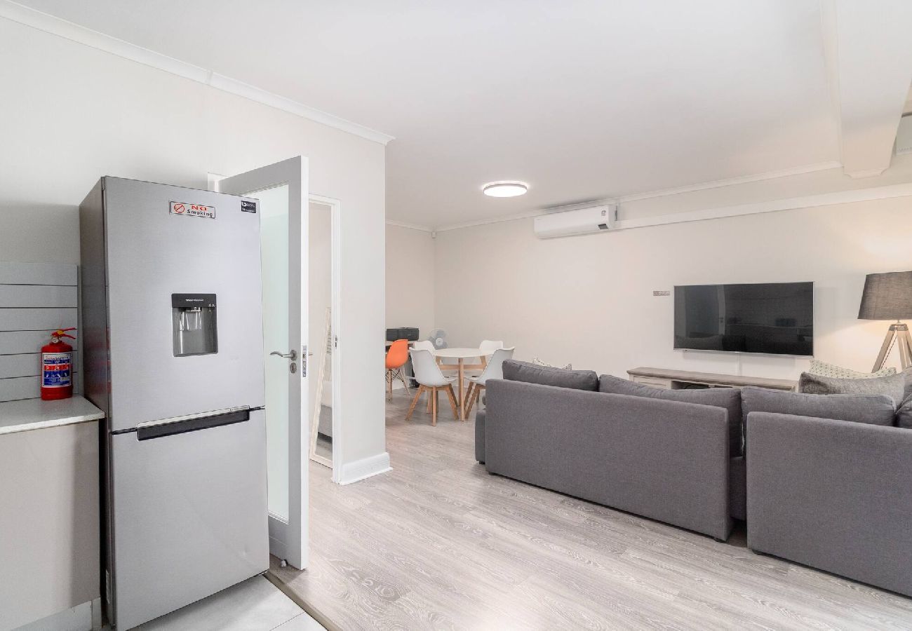 Apartment in City of Cape Town - City Stop. Central Cape Town. Location Location!! 