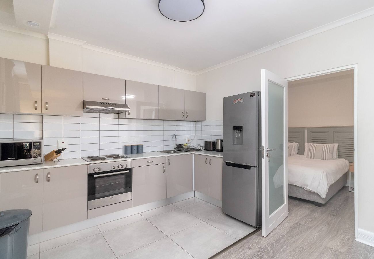 Apartment in City of Cape Town - City Stop. Central Cape Town. Location Location!! 