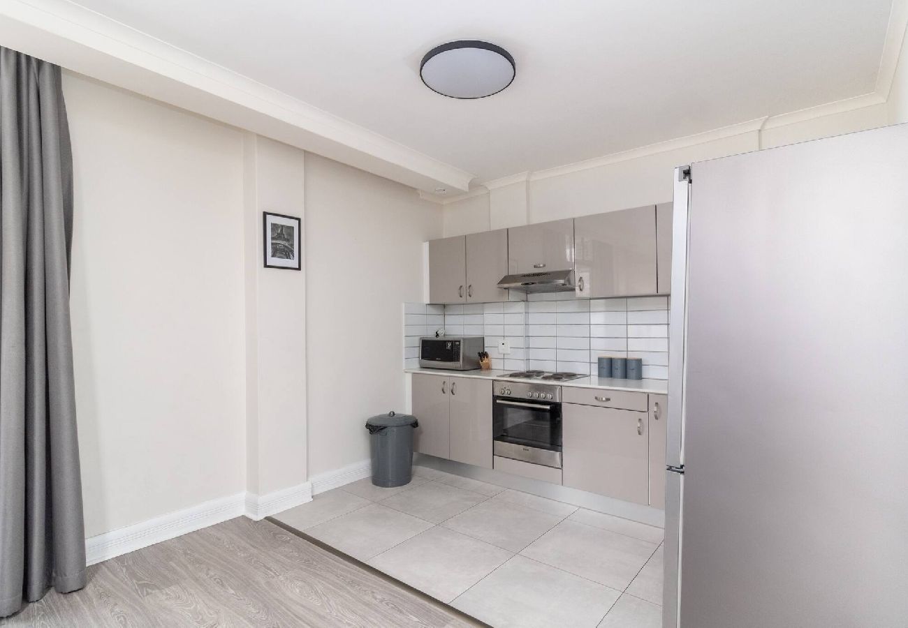 Apartment in City of Cape Town - City Stop. Central Cape Town. Location Location!! 