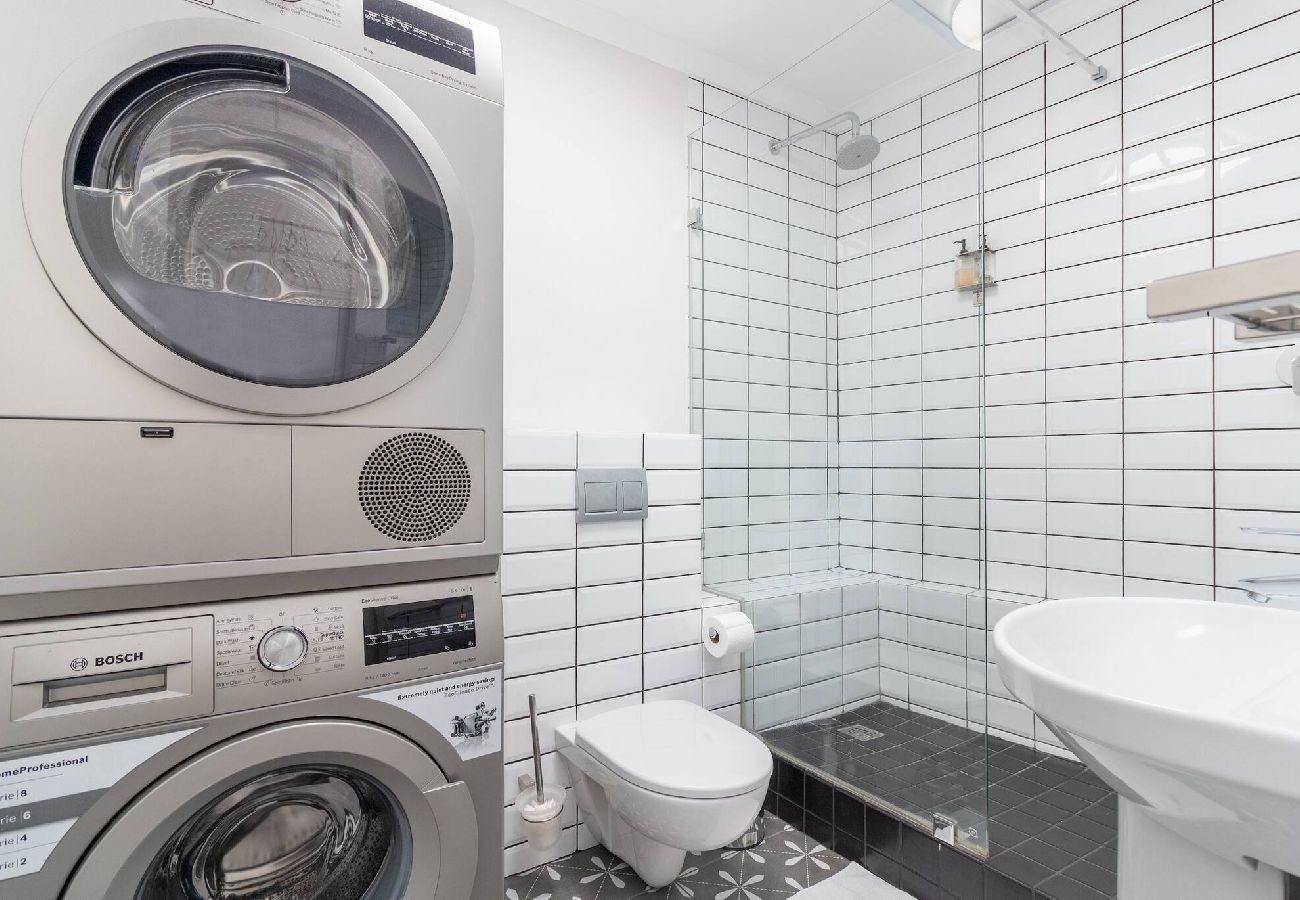 Apartment in City of Cape Town - City Stop. Central Cape Town. Location Location!! 