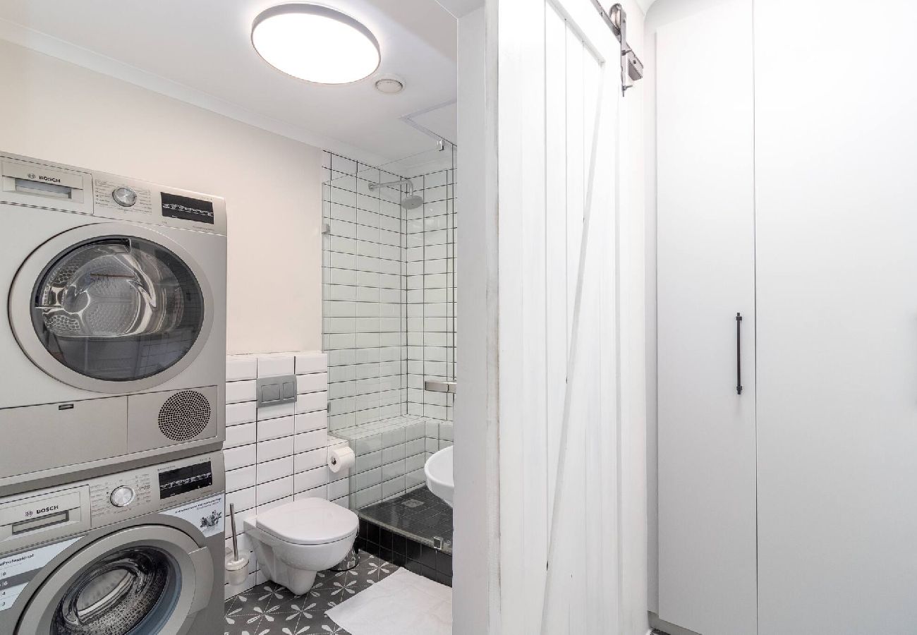 Apartment in City of Cape Town - City Stop. Central Cape Town. Location Location!! 