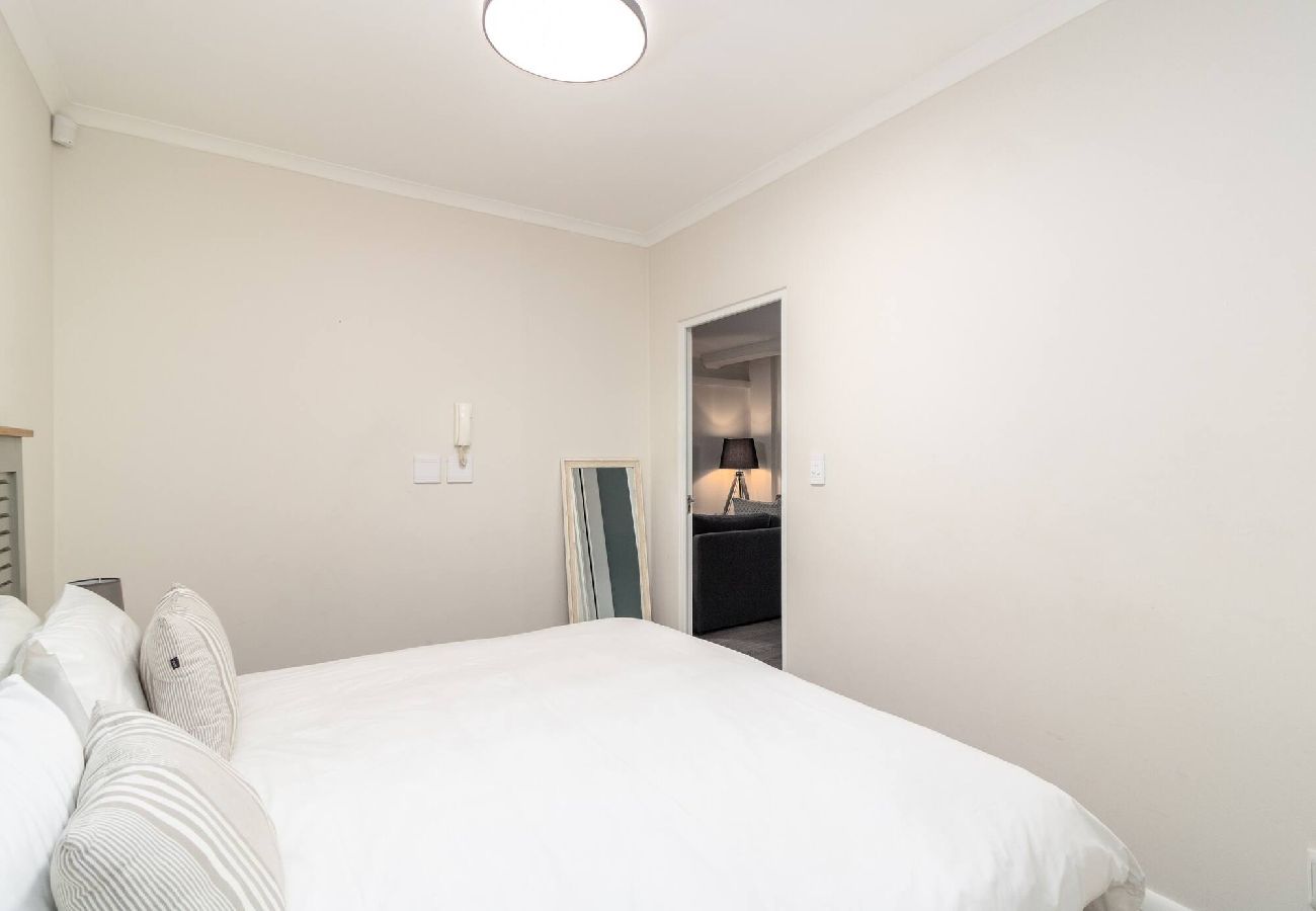 Apartment in City of Cape Town - City Stop. Central Cape Town. Location Location!! 
