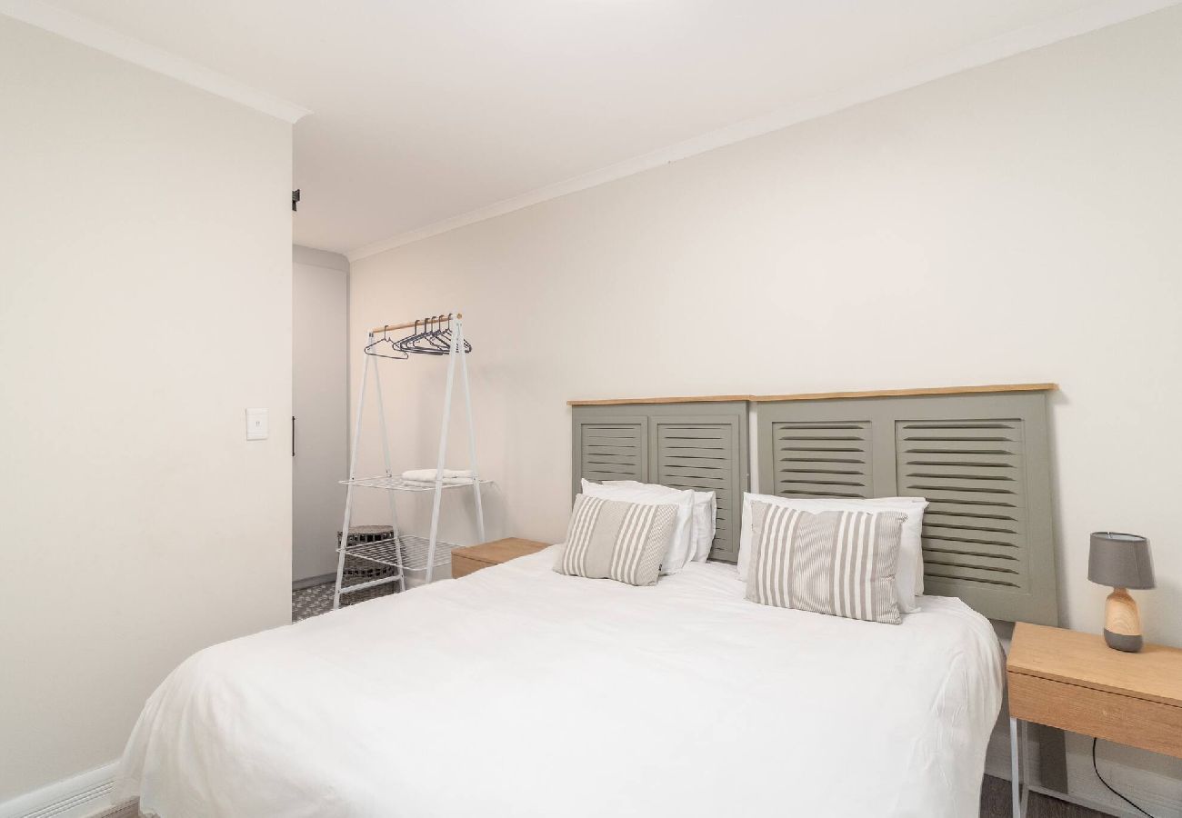 Apartment in City of Cape Town - City Stop. Central Cape Town. Location Location!! 