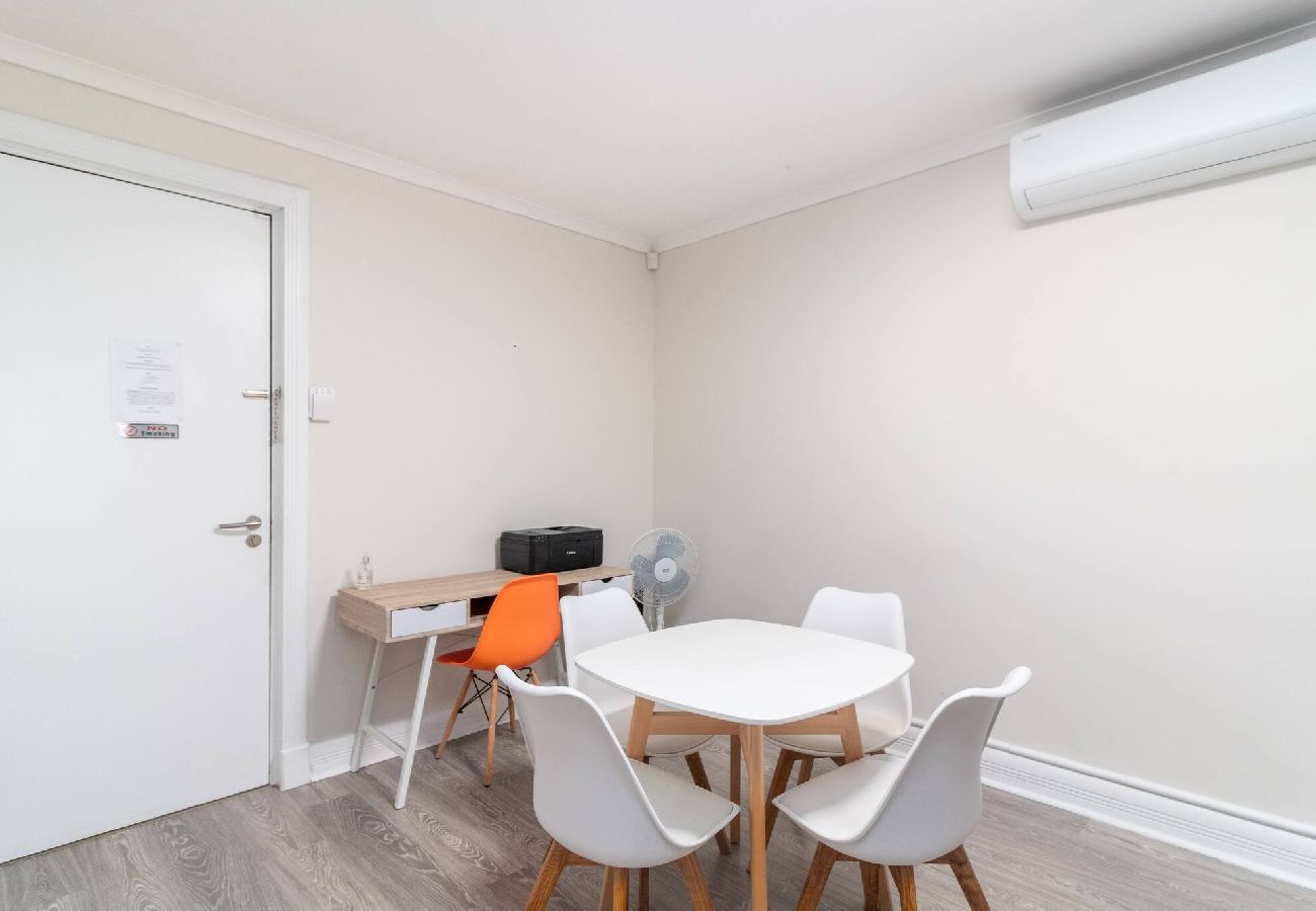Apartment in City of Cape Town - City Stop. Central Cape Town. Location Location!! 