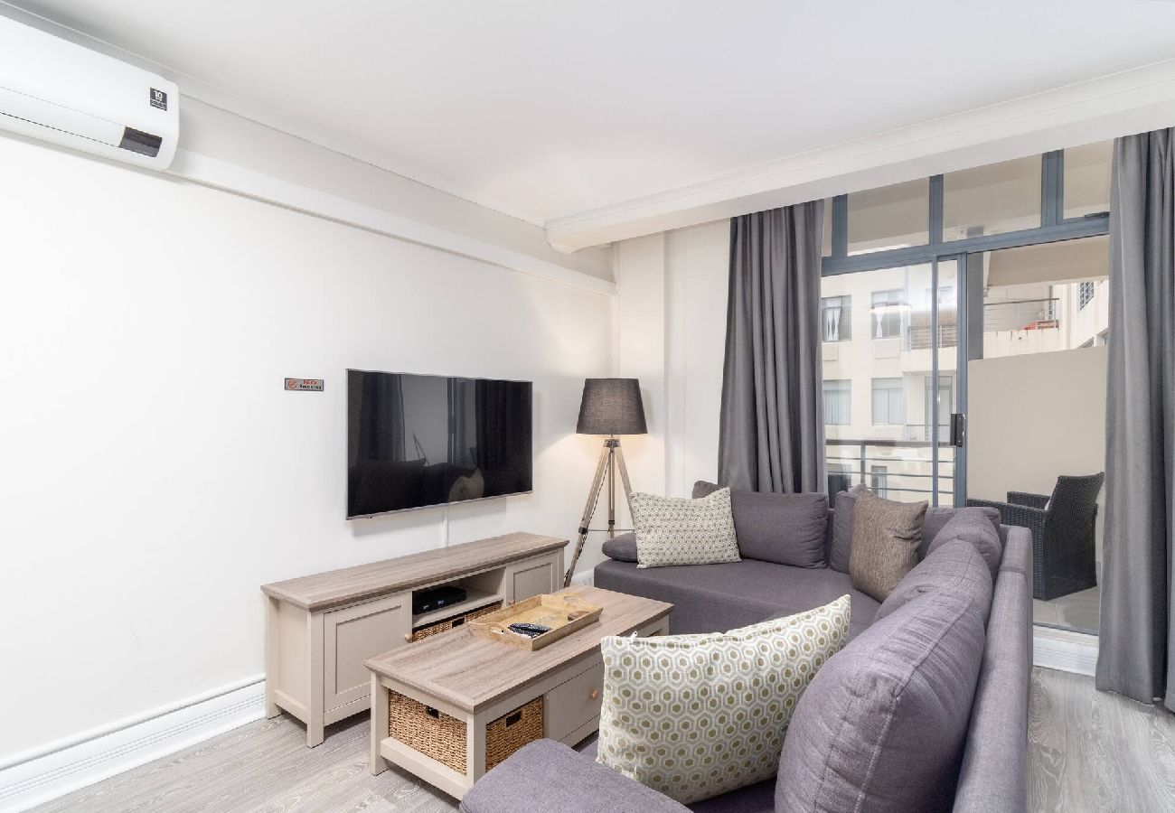 Apartment in City of Cape Town - City Stop. Central Cape Town. Location Location!! 