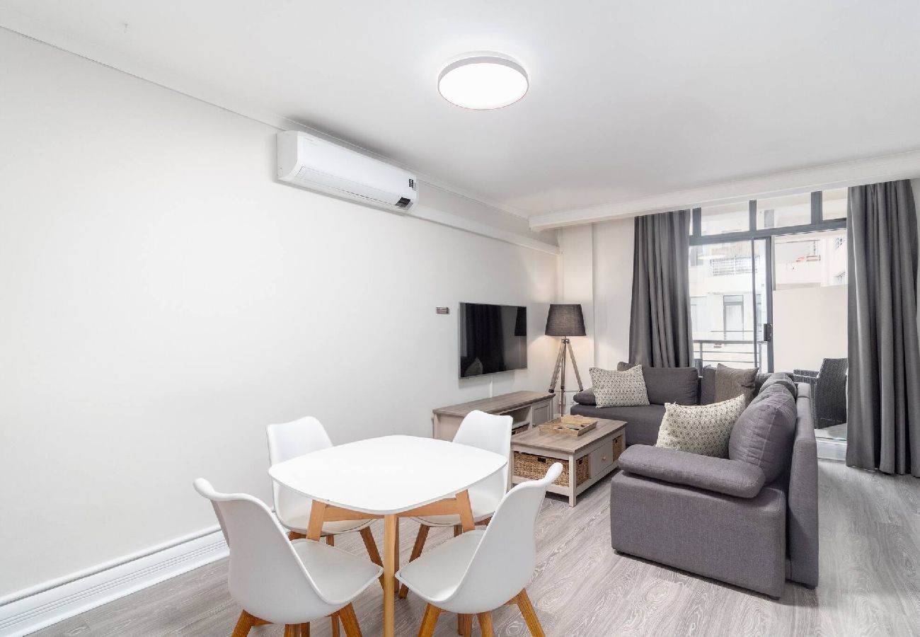 Apartment in City of Cape Town - City Stop. Central Cape Town. Location Location!! 
